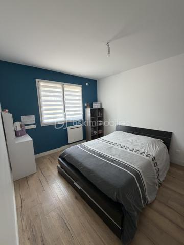 A 30 mn d'ANGERS :
Cette magnifique villa située dans le bourg de CHAMPIGNÉ à cinq minutes de toutes les commodités à pied (commerces, maison de santé, pharmacie, écoles etc...) offre beaucoup d'avantages.
Construite en 2001, dans un quartier verdoyant et calme, elle est édifiée sur un superbe  terrain de 1650 m² clos, arboré et sécurisé avec portail électrique. 
Agrémentée d'une très jolie piscine, chauffée et sécurisée, cette maison offre une surface habitable de 170 m² composée de :
Une pièce de vie de 58 m² avec cuisine aménagée et équipée
Une suite parentale de + de 18 m² avec douche et double vasque
Une chambre de 10 m²
Trois chambres de 11 m²
Un bureau de 7 m²
Une salle d'eau de 5 m² avec douche et double vasque 
Une arrière-cuisine de 24 m²
Deux wc
Nombreux placards
Un garage d'environ 40 m²
Une cave
Une dépendance

Chauffage par plancher, chauffant, Pompe à chaleur
Climatisation, pompe à chaleur,