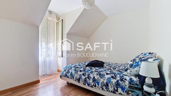 LUMINEUSE, 4 CHAMBRES, 2 GARAGES, 652m2 de terrain