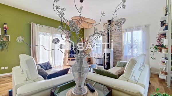 LUMINEUSE, 4 CHAMBRES, 2 GARAGES, 652m2 de terrain