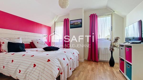 LUMINEUSE, 4 CHAMBRES, 2 GARAGES, 652m2 de terrain