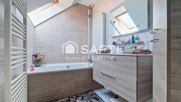 LUMINEUSE, 4 CHAMBRES, 2 GARAGES, 652m2 de terrain