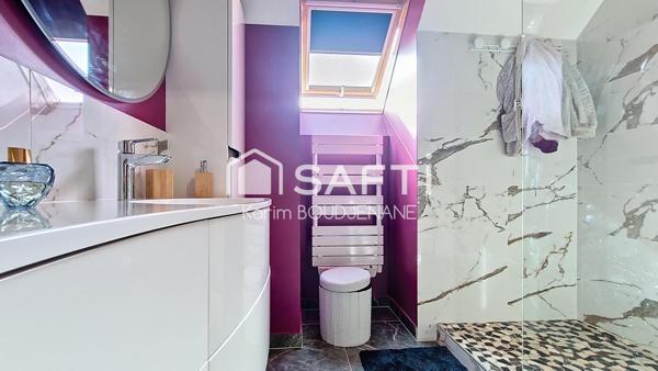 LUMINEUSE, 4 CHAMBRES, 2 GARAGES, 652m2 de terrain