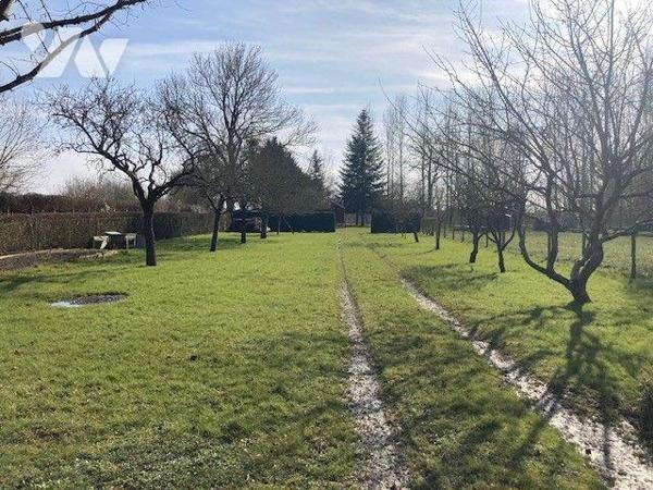 Terrain de loisir clôturé au bord de la rivière avec chalet,  terrasse couverte et abri de jard...