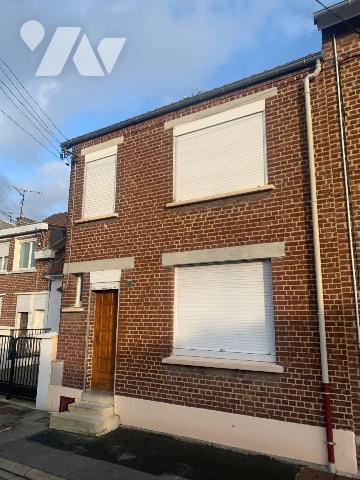 Maison de ville offrant:
- Rez-de-chaussée: entrée, séjour, petite salle à manger, cuisine, co...