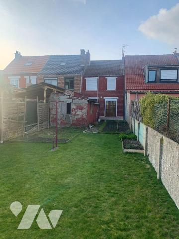 Maison de ville offrant:
- Rez-de-chaussée: entrée, séjour, petite salle à manger, cuisine, co...