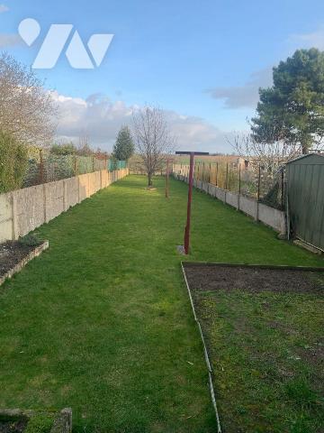 Maison de ville offrant:
- Rez-de-chaussée: entrée, séjour, petite salle à manger, cuisine, co...