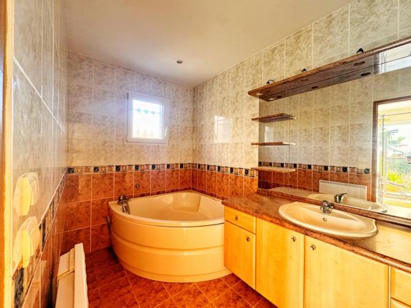 OPPORTUNITÉ RARE – VUE ÉTANG – 173 m² – 1500 m² DE TERRAIN – 599 999 €