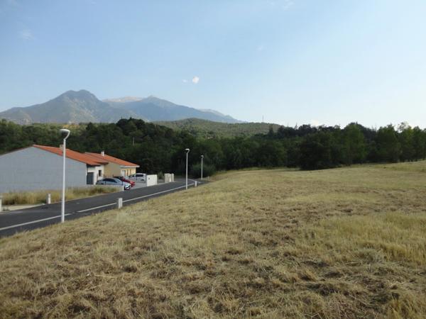 Dpt Pyrénées Orientales (66), à vendre PRADES Terrain constructible 269 m², 3 faces, libre constructeur