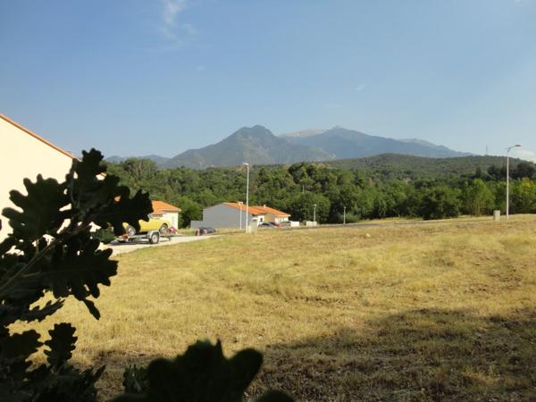 Dpt Pyrénées Orientales (66), à vendre PRADES Terrain constructible 269 m², 3 faces, libre constructeur