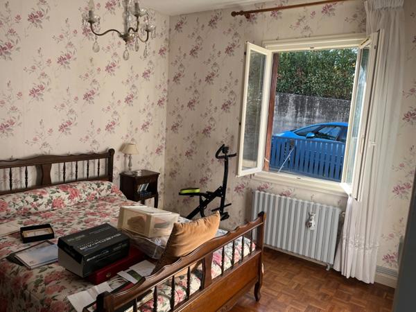 Charmante maison de plain-pied des années 20 à rafraîchir, 2 chambres et jardin clos, Quartier St Romain Haut-Cenon (33)