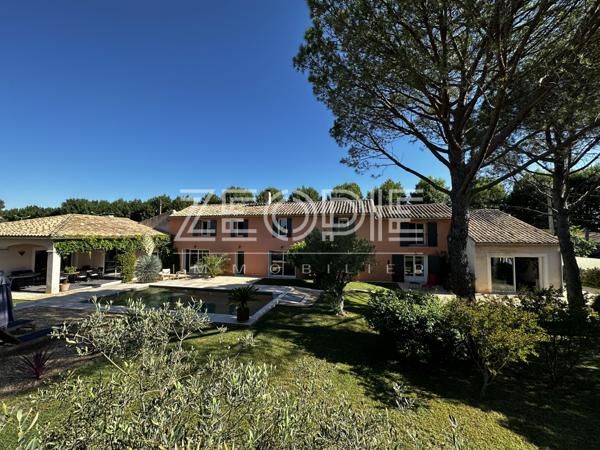 Orange (84100) Mas ancien rénové sur Orange Sud, 310m² habitables + dépendances, 5 chambres, terrain de 2000m² et piscine 9 x