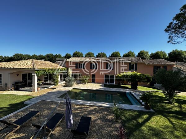 Orange (84100) Mas ancien rénové sur Orange Sud, 310m² habitables + dépendances, 5 chambres, terrain de 2000m² et piscine 9 x