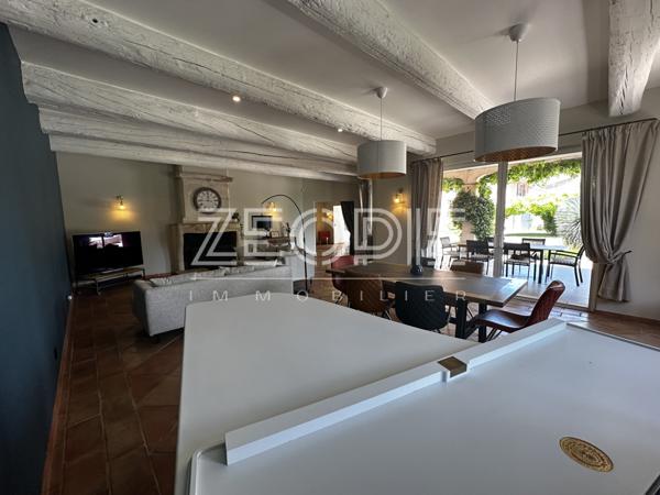 Orange (84100) Mas ancien rénové sur Orange Sud, 310m² habitables + dépendances, 5 chambres, terrain de 2000m² et piscine 9 x