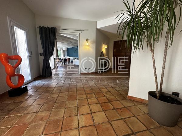 Orange (84100) Mas ancien rénové sur Orange Sud, 310m² habitables + dépendances, 5 chambres, terrain de 2000m² et piscine 9 x