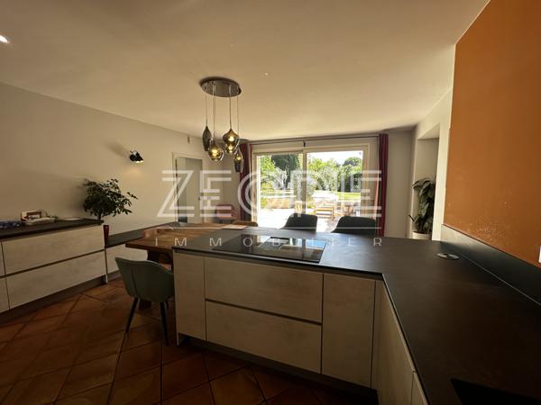 Orange (84100) Mas ancien rénové sur Orange Sud, 310m² habitables + dépendances, 5 chambres, terrain de 2000m² et piscine 9 x