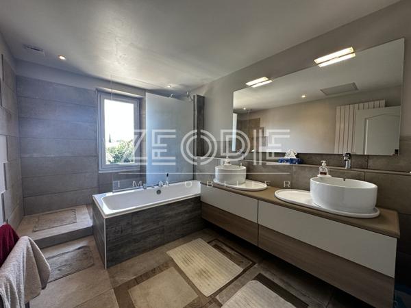 Orange (84100) Mas ancien rénové sur Orange Sud, 310m² habitables + dépendances, 5 chambres, terrain de 2000m² et piscine 9 x