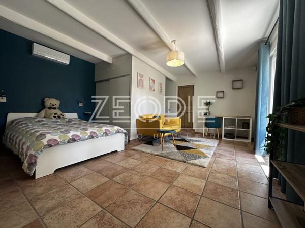 Orange (84100) Mas ancien rénové sur Orange Sud, 310m² habitables + dépendances, 5 chambres, terrain de 2000m² et piscine 9 x