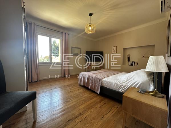 Orange (84100) Mas ancien rénové sur Orange Sud, 310m² habitables + dépendances, 5 chambres, terrain de 2000m² et piscine 9 x