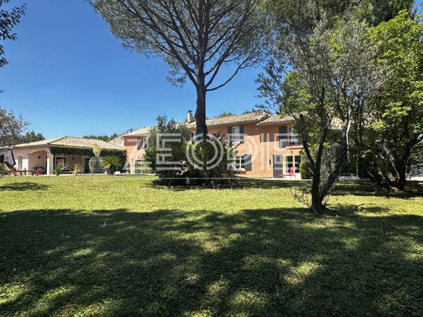 Orange (84100) Mas ancien rénové sur Orange Sud, 310m² habitables + dépendances, 5 chambres, terrain de 2000m² et piscine 9 x