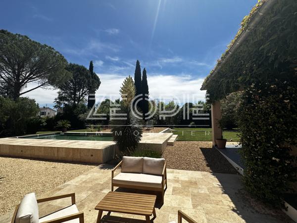 Orange (84100) Mas ancien rénové sur Orange Sud, 310m² habitables + dépendances, 5 chambres, terrain de 2000m² et piscine 9 x