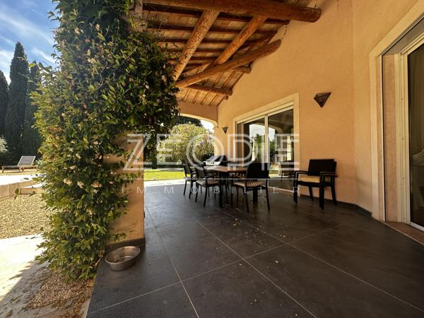 Orange (84100) Mas ancien rénové sur Orange Sud, 310m² habitables + dépendances, 5 chambres, terrain de 2000m² et piscine 9 x