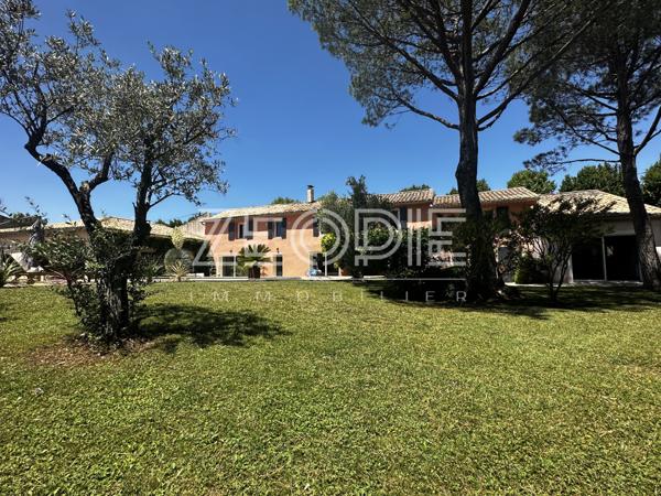 Orange (84100) Mas ancien rénové sur Orange Sud, 310m² habitables + dépendances, 5 chambres, terrain de 2000m² et piscine 9 x