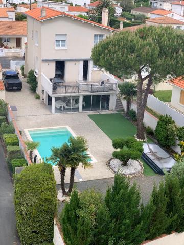 Vente
                Maison162 m² - 6 Pièces -
                    ROYAN (17200)