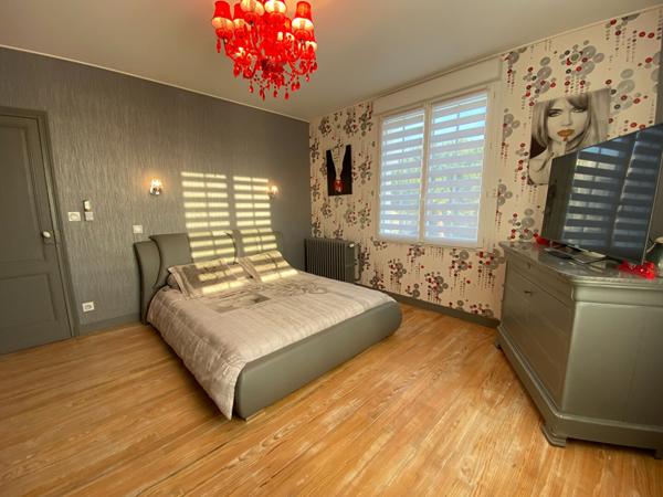 Vente
                Maison162 m² - 6 Pièces -
                    ROYAN (17200)