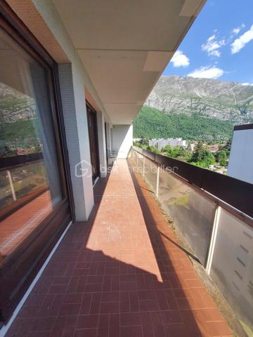 Au cœur de la résidence Barnave, l'une des adresses les plus prisées de Saint-Égrève, cet appartement traversant au 10ᵉ et dernier étage offre un cadre de vie rare, des volumes généreux et une orientation exceptionnelle.

Dès l'entrée, le séjour de 33 m² impose le ton : lumineux, ouvert, avec une double exposition qui inonde l'espace de lumière naturelle tout au long de la journée. Les trois chambres, bien séparées du séjour, offrent une configuration idéale pour une famille ou pour aménager un espace bureau pérenne.

Les deux salles d'eau complètent une distribution fonctionnelle et bien pensée.

Le balcon de 16 m² est clairement l'atout signature du bien. En position haute, sans vis-à-vis, il dévoile une vue dégagée sur le parc arboré de la résidence et sur les massifs environnants. Un espace extérieur rare à ce gabarit, qui prolonge naturellement le séjour dès les beaux jours.

L'appartement a bénéficié d'une rénovation complète des menuiseries : double vitrage et volets roulants électriques sur l'ensemble des fenêtres.

Les charges de copropriété incluent l'eau chaude et le chauffage collectif.

La résidence Barnave propose un cadre de vie à part : grand parc arboré, piscine, terrains de tennis, aires de jeux pour enfants. 
Un environnement vert et sécurisé, rare en secteur urbain.
L'emplacement complète le tableau : écoles, commerces et tram E accessibles à pied, autoroute A48 à moins de 5 minutes pour rejoindre Grenoble ou Lyon sans contrainte.

Une cave et une place de parking au pied de l'immeuble sont incluses dans le prix.

Un garage supplémentaire est disponible en option à 25 000 €.

Bien vendu libre, disponible rapidement. Honoraires à la charge du vendeur.