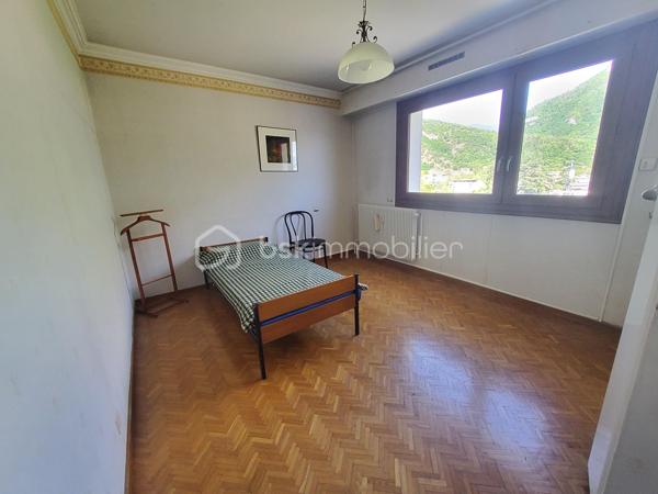 Au cœur de la résidence Barnave, l'une des adresses les plus prisées de Saint-Égrève, cet appartement traversant au 10ᵉ et dernier étage offre un cadre de vie rare, des volumes généreux et une orientation exceptionnelle.

Dès l'entrée, le séjour de 33 m² impose le ton : lumineux, ouvert, avec une double exposition qui inonde l'espace de lumière naturelle tout au long de la journée. Les trois chambres, bien séparées du séjour, offrent une configuration idéale pour une famille ou pour aménager un espace bureau pérenne.

Les deux salles d'eau complètent une distribution fonctionnelle et bien pensée.

Le balcon de 16 m² est clairement l'atout signature du bien. En position haute, sans vis-à-vis, il dévoile une vue dégagée sur le parc arboré de la résidence et sur les massifs environnants. Un espace extérieur rare à ce gabarit, qui prolonge naturellement le séjour dès les beaux jours.

L'appartement a bénéficié d'une rénovation complète des menuiseries : double vitrage et volets roulants électriques sur l'ensemble des fenêtres.

Les charges de copropriété incluent l'eau chaude et le chauffage collectif.

La résidence Barnave propose un cadre de vie à part : grand parc arboré, piscine, terrains de tennis, aires de jeux pour enfants. 
Un environnement vert et sécurisé, rare en secteur urbain.
L'emplacement complète le tableau : écoles, commerces et tram E accessibles à pied, autoroute A48 à moins de 5 minutes pour rejoindre Grenoble ou Lyon sans contrainte.

Une cave et une place de parking au pied de l'immeuble sont incluses dans le prix.

Un garage supplémentaire est disponible en option à 25 000 €.

Bien vendu libre, disponible rapidement. Honoraires à la charge du vendeur.