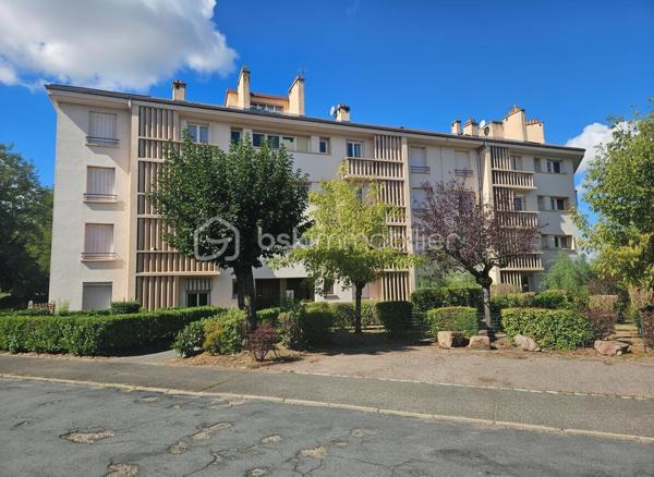 EXCLUSIVITÉ PHILIPPE JACOB BSK IMMOBILIER
Vous recherchez un appartement fonctionnel, lumineux et disposant d'espaces extérieurs à Roanne ? Découvrez ce T3 en excellent état, d'une surface de 63 m² Loi Carrez, situé dans le quartier du Mayollet.
Installé au 2ᵉ étage, cet appartement offre une distribution agréable et de nombreux équipements pratiques.
Dès l'entrée, vous découvrirez une cuisine indépendante donnant accès à un premier petit balcon. Le séjour bénéficie quant à lui d'un accès à un second balcon, fermé par des baies vitrées, créant un espace supplémentaire particulièrement intéressant pour du rangement ou un coin détente.
L'espace nuit se compose de deux chambres, complétées par une salle d'eau avec accès à un séchoir.
L'appartement bénéficie également de fenêtres PVC de qualité, ainsi que d'un chauffage individuel au gaz.
Un espace buanderie-chaufferie privatif situé sur le palier, compris dans la surface Loi Carrez, permet notamment d'accueillir la chaudière et offre un espace pratique supplémentaire.
Enfin, une cave vient compléter le bien.
 Un appartement qui peut convenir aussi bien à un premier achat qu'à un investisseur à la recherche d'un bien locatif à faibles charges.

📞 Pour découvrir cet appartement ou obtenir davantage d'informations, contactez Philippe JACOB – BSK Immobilier.