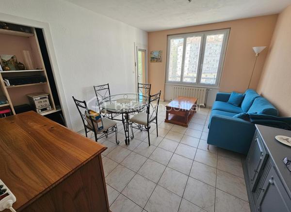 EXCLUSIVITÉ PHILIPPE JACOB BSK IMMOBILIER
Vous recherchez un appartement fonctionnel, lumineux et disposant d'espaces extérieurs à Roanne ? Découvrez ce T3 en excellent état, d'une surface de 63 m² Loi Carrez, situé dans le quartier du Mayollet.
Installé au 2ᵉ étage, cet appartement offre une distribution agréable et de nombreux équipements pratiques.
Dès l'entrée, vous découvrirez une cuisine indépendante donnant accès à un premier petit balcon. Le séjour bénéficie quant à lui d'un accès à un second balcon, fermé par des baies vitrées, créant un espace supplémentaire particulièrement intéressant pour du rangement ou un coin détente.
L'espace nuit se compose de deux chambres, complétées par une salle d'eau avec accès à un séchoir.
L'appartement bénéficie également de fenêtres PVC de qualité, ainsi que d'un chauffage individuel au gaz.
Un espace buanderie-chaufferie privatif situé sur le palier, compris dans la surface Loi Carrez, permet notamment d'accueillir la chaudière et offre un espace pratique supplémentaire.
Enfin, une cave vient compléter le bien.
 Un appartement qui peut convenir aussi bien à un premier achat qu'à un investisseur à la recherche d'un bien locatif à faibles charges.

📞 Pour découvrir cet appartement ou obtenir davantage d'informations, contactez Philippe JACOB – BSK Immobilier.