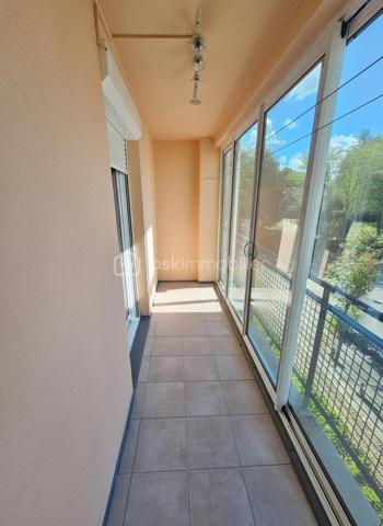 EXCLUSIVITÉ PHILIPPE JACOB BSK IMMOBILIER
Vous recherchez un appartement fonctionnel, lumineux et disposant d'espaces extérieurs à Roanne ? Découvrez ce T3 en excellent état, d'une surface de 63 m² Loi Carrez, situé dans le quartier du Mayollet.
Installé au 2ᵉ étage, cet appartement offre une distribution agréable et de nombreux équipements pratiques.
Dès l'entrée, vous découvrirez une cuisine indépendante donnant accès à un premier petit balcon. Le séjour bénéficie quant à lui d'un accès à un second balcon, fermé par des baies vitrées, créant un espace supplémentaire particulièrement intéressant pour du rangement ou un coin détente.
L'espace nuit se compose de deux chambres, complétées par une salle d'eau avec accès à un séchoir.
L'appartement bénéficie également de fenêtres PVC de qualité, ainsi que d'un chauffage individuel au gaz.
Un espace buanderie-chaufferie privatif situé sur le palier, compris dans la surface Loi Carrez, permet notamment d'accueillir la chaudière et offre un espace pratique supplémentaire.
Enfin, une cave vient compléter le bien.
 Un appartement qui peut convenir aussi bien à un premier achat qu'à un investisseur à la recherche d'un bien locatif à faibles charges.

📞 Pour découvrir cet appartement ou obtenir davantage d'informations, contactez Philippe JACOB – BSK Immobilier.