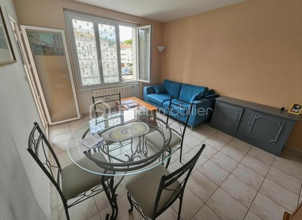 EXCLUSIVITÉ PHILIPPE JACOB BSK IMMOBILIER
Vous recherchez un appartement fonctionnel, lumineux et disposant d'espaces extérieurs à Roanne ? Découvrez ce T3 en excellent état, d'une surface de 63 m² Loi Carrez, situé dans le quartier du Mayollet.
Installé au 2ᵉ étage, cet appartement offre une distribution agréable et de nombreux équipements pratiques.
Dès l'entrée, vous découvrirez une cuisine indépendante donnant accès à un premier petit balcon. Le séjour bénéficie quant à lui d'un accès à un second balcon, fermé par des baies vitrées, créant un espace supplémentaire particulièrement intéressant pour du rangement ou un coin détente.
L'espace nuit se compose de deux chambres, complétées par une salle d'eau avec accès à un séchoir.
L'appartement bénéficie également de fenêtres PVC de qualité, ainsi que d'un chauffage individuel au gaz.
Un espace buanderie-chaufferie privatif situé sur le palier, compris dans la surface Loi Carrez, permet notamment d'accueillir la chaudière et offre un espace pratique supplémentaire.
Enfin, une cave vient compléter le bien.
 Un appartement qui peut convenir aussi bien à un premier achat qu'à un investisseur à la recherche d'un bien locatif à faibles charges.

📞 Pour découvrir cet appartement ou obtenir davantage d'informations, contactez Philippe JACOB – BSK Immobilier.
