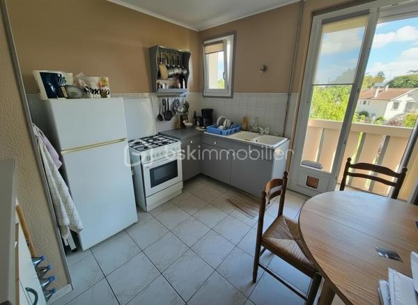 EXCLUSIVITÉ PHILIPPE JACOB BSK IMMOBILIER
Vous recherchez un appartement fonctionnel, lumineux et disposant d'espaces extérieurs à Roanne ? Découvrez ce T3 en excellent état, d'une surface de 63 m² Loi Carrez, situé dans le quartier du Mayollet.
Installé au 2ᵉ étage, cet appartement offre une distribution agréable et de nombreux équipements pratiques.
Dès l'entrée, vous découvrirez une cuisine indépendante donnant accès à un premier petit balcon. Le séjour bénéficie quant à lui d'un accès à un second balcon, fermé par des baies vitrées, créant un espace supplémentaire particulièrement intéressant pour du rangement ou un coin détente.
L'espace nuit se compose de deux chambres, complétées par une salle d'eau avec accès à un séchoir.
L'appartement bénéficie également de fenêtres PVC de qualité, ainsi que d'un chauffage individuel au gaz.
Un espace buanderie-chaufferie privatif situé sur le palier, compris dans la surface Loi Carrez, permet notamment d'accueillir la chaudière et offre un espace pratique supplémentaire.
Enfin, une cave vient compléter le bien.
 Un appartement qui peut convenir aussi bien à un premier achat qu'à un investisseur à la recherche d'un bien locatif à faibles charges.

📞 Pour découvrir cet appartement ou obtenir davantage d'informations, contactez Philippe JACOB – BSK Immobilier.