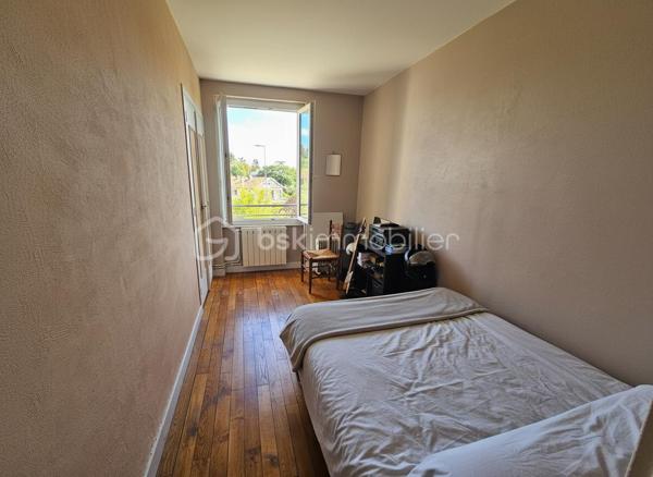 EXCLUSIVITÉ PHILIPPE JACOB BSK IMMOBILIER
Vous recherchez un appartement fonctionnel, lumineux et disposant d'espaces extérieurs à Roanne ? Découvrez ce T3 en excellent état, d'une surface de 63 m² Loi Carrez, situé dans le quartier du Mayollet.
Installé au 2ᵉ étage, cet appartement offre une distribution agréable et de nombreux équipements pratiques.
Dès l'entrée, vous découvrirez une cuisine indépendante donnant accès à un premier petit balcon. Le séjour bénéficie quant à lui d'un accès à un second balcon, fermé par des baies vitrées, créant un espace supplémentaire particulièrement intéressant pour du rangement ou un coin détente.
L'espace nuit se compose de deux chambres, complétées par une salle d'eau avec accès à un séchoir.
L'appartement bénéficie également de fenêtres PVC de qualité, ainsi que d'un chauffage individuel au gaz.
Un espace buanderie-chaufferie privatif situé sur le palier, compris dans la surface Loi Carrez, permet notamment d'accueillir la chaudière et offre un espace pratique supplémentaire.
Enfin, une cave vient compléter le bien.
 Un appartement qui peut convenir aussi bien à un premier achat qu'à un investisseur à la recherche d'un bien locatif à faibles charges.

📞 Pour découvrir cet appartement ou obtenir davantage d'informations, contactez Philippe JACOB – BSK Immobilier.