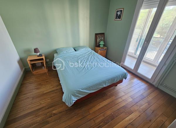 EXCLUSIVITÉ PHILIPPE JACOB BSK IMMOBILIER
Vous recherchez un appartement fonctionnel, lumineux et disposant d'espaces extérieurs à Roanne ? Découvrez ce T3 en excellent état, d'une surface de 63 m² Loi Carrez, situé dans le quartier du Mayollet.
Installé au 2ᵉ étage, cet appartement offre une distribution agréable et de nombreux équipements pratiques.
Dès l'entrée, vous découvrirez une cuisine indépendante donnant accès à un premier petit balcon. Le séjour bénéficie quant à lui d'un accès à un second balcon, fermé par des baies vitrées, créant un espace supplémentaire particulièrement intéressant pour du rangement ou un coin détente.
L'espace nuit se compose de deux chambres, complétées par une salle d'eau avec accès à un séchoir.
L'appartement bénéficie également de fenêtres PVC de qualité, ainsi que d'un chauffage individuel au gaz.
Un espace buanderie-chaufferie privatif situé sur le palier, compris dans la surface Loi Carrez, permet notamment d'accueillir la chaudière et offre un espace pratique supplémentaire.
Enfin, une cave vient compléter le bien.
 Un appartement qui peut convenir aussi bien à un premier achat qu'à un investisseur à la recherche d'un bien locatif à faibles charges.

📞 Pour découvrir cet appartement ou obtenir davantage d'informations, contactez Philippe JACOB – BSK Immobilier.