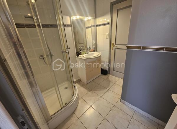 EXCLUSIVITÉ PHILIPPE JACOB BSK IMMOBILIER
Vous recherchez un appartement fonctionnel, lumineux et disposant d'espaces extérieurs à Roanne ? Découvrez ce T3 en excellent état, d'une surface de 63 m² Loi Carrez, situé dans le quartier du Mayollet.
Installé au 2ᵉ étage, cet appartement offre une distribution agréable et de nombreux équipements pratiques.
Dès l'entrée, vous découvrirez une cuisine indépendante donnant accès à un premier petit balcon. Le séjour bénéficie quant à lui d'un accès à un second balcon, fermé par des baies vitrées, créant un espace supplémentaire particulièrement intéressant pour du rangement ou un coin détente.
L'espace nuit se compose de deux chambres, complétées par une salle d'eau avec accès à un séchoir.
L'appartement bénéficie également de fenêtres PVC de qualité, ainsi que d'un chauffage individuel au gaz.
Un espace buanderie-chaufferie privatif situé sur le palier, compris dans la surface Loi Carrez, permet notamment d'accueillir la chaudière et offre un espace pratique supplémentaire.
Enfin, une cave vient compléter le bien.
 Un appartement qui peut convenir aussi bien à un premier achat qu'à un investisseur à la recherche d'un bien locatif à faibles charges.

📞 Pour découvrir cet appartement ou obtenir davantage d'informations, contactez Philippe JACOB – BSK Immobilier.