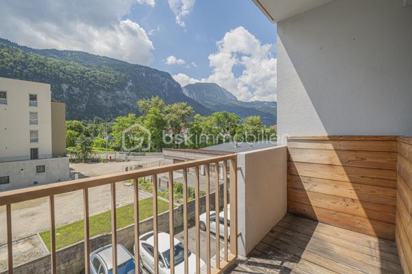 Découvrez cet appartement T3 traversant d’environ 65 m², situé au 2ᵉ étage avec ascenseur d’une copropriété des années 60, à proximité des commerces, écoles, transports et commodités.

L’appartement se compose d’une entrée desservant une cuisine indépendante, un séjour lumineux donnant accès à une loggia avec une vue dégagée sur les montagnes, deux chambres dont une avec dressing, ainsi qu’une salle de bains.

Traversant et bénéficiant d’une belle luminosité, cet appartement offre un agencement fonctionnel et un beau potentiel après quelques travaux de rénovation et de remise au goût du jour.

Une cave privative complète le bien. La copropriété dispose également d’un parking collectif permettant de stationner à proximité de la résidence.

Un appartement idéal pour une résidence principale ou un projet d’investissement, à personnaliser selon vos envies.

Possibilité d’acquérir un garage individuel en sus du prix.