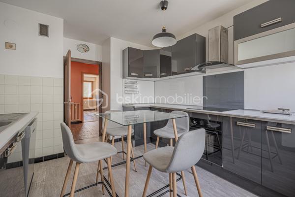 Découvrez cet appartement T3 traversant d’environ 65 m², situé au 2ᵉ étage avec ascenseur d’une copropriété des années 60, à proximité des commerces, écoles, transports et commodités.

L’appartement se compose d’une entrée desservant une cuisine indépendante, un séjour lumineux donnant accès à une loggia avec une vue dégagée sur les montagnes, deux chambres dont une avec dressing, ainsi qu’une salle de bains.

Traversant et bénéficiant d’une belle luminosité, cet appartement offre un agencement fonctionnel et un beau potentiel après quelques travaux de rénovation et de remise au goût du jour.

Une cave privative complète le bien. La copropriété dispose également d’un parking collectif permettant de stationner à proximité de la résidence.

Un appartement idéal pour une résidence principale ou un projet d’investissement, à personnaliser selon vos envies.

Possibilité d’acquérir un garage individuel en sus du prix.
