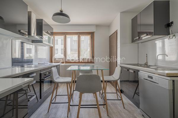 Découvrez cet appartement T3 traversant d’environ 65 m², situé au 2ᵉ étage avec ascenseur d’une copropriété des années 60, à proximité des commerces, écoles, transports et commodités.

L’appartement se compose d’une entrée desservant une cuisine indépendante, un séjour lumineux donnant accès à une loggia avec une vue dégagée sur les montagnes, deux chambres dont une avec dressing, ainsi qu’une salle de bains.

Traversant et bénéficiant d’une belle luminosité, cet appartement offre un agencement fonctionnel et un beau potentiel après quelques travaux de rénovation et de remise au goût du jour.

Une cave privative complète le bien. La copropriété dispose également d’un parking collectif permettant de stationner à proximité de la résidence.

Un appartement idéal pour une résidence principale ou un projet d’investissement, à personnaliser selon vos envies.

Possibilité d’acquérir un garage individuel en sus du prix.
