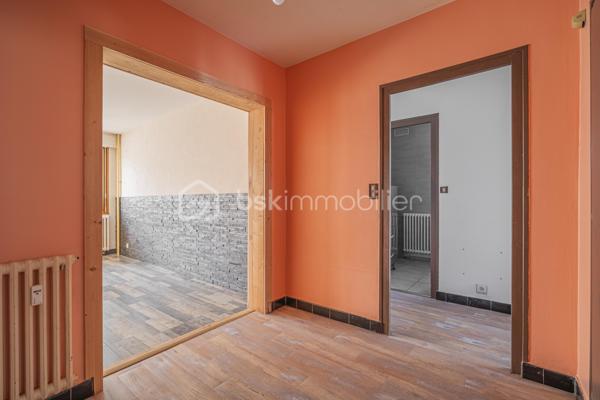 Découvrez cet appartement T3 traversant d’environ 65 m², situé au 2ᵉ étage avec ascenseur d’une copropriété des années 60, à proximité des commerces, écoles, transports et commodités.

L’appartement se compose d’une entrée desservant une cuisine indépendante, un séjour lumineux donnant accès à une loggia avec une vue dégagée sur les montagnes, deux chambres dont une avec dressing, ainsi qu’une salle de bains.

Traversant et bénéficiant d’une belle luminosité, cet appartement offre un agencement fonctionnel et un beau potentiel après quelques travaux de rénovation et de remise au goût du jour.

Une cave privative complète le bien. La copropriété dispose également d’un parking collectif permettant de stationner à proximité de la résidence.

Un appartement idéal pour une résidence principale ou un projet d’investissement, à personnaliser selon vos envies.

Possibilité d’acquérir un garage individuel en sus du prix.