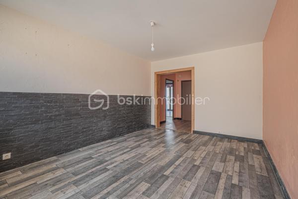 Découvrez cet appartement T3 traversant d’environ 65 m², situé au 2ᵉ étage avec ascenseur d’une copropriété des années 60, à proximité des commerces, écoles, transports et commodités.

L’appartement se compose d’une entrée desservant une cuisine indépendante, un séjour lumineux donnant accès à une loggia avec une vue dégagée sur les montagnes, deux chambres dont une avec dressing, ainsi qu’une salle de bains.

Traversant et bénéficiant d’une belle luminosité, cet appartement offre un agencement fonctionnel et un beau potentiel après quelques travaux de rénovation et de remise au goût du jour.

Une cave privative complète le bien. La copropriété dispose également d’un parking collectif permettant de stationner à proximité de la résidence.

Un appartement idéal pour une résidence principale ou un projet d’investissement, à personnaliser selon vos envies.

Possibilité d’acquérir un garage individuel en sus du prix.
