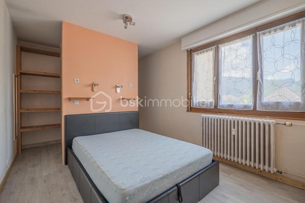 Découvrez cet appartement T3 traversant d’environ 65 m², situé au 2ᵉ étage avec ascenseur d’une copropriété des années 60, à proximité des commerces, écoles, transports et commodités.

L’appartement se compose d’une entrée desservant une cuisine indépendante, un séjour lumineux donnant accès à une loggia avec une vue dégagée sur les montagnes, deux chambres dont une avec dressing, ainsi qu’une salle de bains.

Traversant et bénéficiant d’une belle luminosité, cet appartement offre un agencement fonctionnel et un beau potentiel après quelques travaux de rénovation et de remise au goût du jour.

Une cave privative complète le bien. La copropriété dispose également d’un parking collectif permettant de stationner à proximité de la résidence.

Un appartement idéal pour une résidence principale ou un projet d’investissement, à personnaliser selon vos envies.

Possibilité d’acquérir un garage individuel en sus du prix.