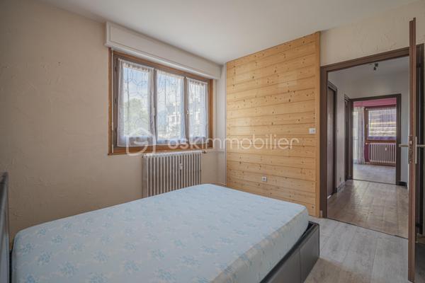 Découvrez cet appartement T3 traversant d’environ 65 m², situé au 2ᵉ étage avec ascenseur d’une copropriété des années 60, à proximité des commerces, écoles, transports et commodités.

L’appartement se compose d’une entrée desservant une cuisine indépendante, un séjour lumineux donnant accès à une loggia avec une vue dégagée sur les montagnes, deux chambres dont une avec dressing, ainsi qu’une salle de bains.

Traversant et bénéficiant d’une belle luminosité, cet appartement offre un agencement fonctionnel et un beau potentiel après quelques travaux de rénovation et de remise au goût du jour.

Une cave privative complète le bien. La copropriété dispose également d’un parking collectif permettant de stationner à proximité de la résidence.

Un appartement idéal pour une résidence principale ou un projet d’investissement, à personnaliser selon vos envies.

Possibilité d’acquérir un garage individuel en sus du prix.