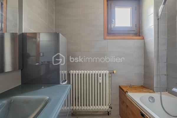 Découvrez cet appartement T3 traversant d’environ 65 m², situé au 2ᵉ étage avec ascenseur d’une copropriété des années 60, à proximité des commerces, écoles, transports et commodités.

L’appartement se compose d’une entrée desservant une cuisine indépendante, un séjour lumineux donnant accès à une loggia avec une vue dégagée sur les montagnes, deux chambres dont une avec dressing, ainsi qu’une salle de bains.

Traversant et bénéficiant d’une belle luminosité, cet appartement offre un agencement fonctionnel et un beau potentiel après quelques travaux de rénovation et de remise au goût du jour.

Une cave privative complète le bien. La copropriété dispose également d’un parking collectif permettant de stationner à proximité de la résidence.

Un appartement idéal pour une résidence principale ou un projet d’investissement, à personnaliser selon vos envies.

Possibilité d’acquérir un garage individuel en sus du prix.