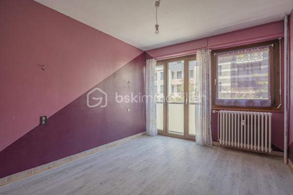Découvrez cet appartement T3 traversant d’environ 65 m², situé au 2ᵉ étage avec ascenseur d’une copropriété des années 60, à proximité des commerces, écoles, transports et commodités.

L’appartement se compose d’une entrée desservant une cuisine indépendante, un séjour lumineux donnant accès à une loggia avec une vue dégagée sur les montagnes, deux chambres dont une avec dressing, ainsi qu’une salle de bains.

Traversant et bénéficiant d’une belle luminosité, cet appartement offre un agencement fonctionnel et un beau potentiel après quelques travaux de rénovation et de remise au goût du jour.

Une cave privative complète le bien. La copropriété dispose également d’un parking collectif permettant de stationner à proximité de la résidence.

Un appartement idéal pour une résidence principale ou un projet d’investissement, à personnaliser selon vos envies.

Possibilité d’acquérir un garage individuel en sus du prix.