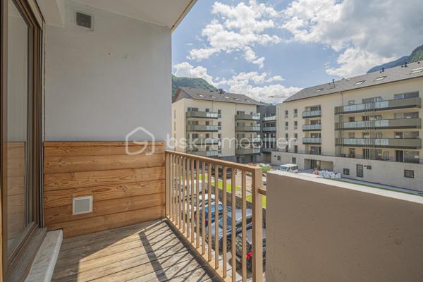 Découvrez cet appartement T3 traversant d’environ 65 m², situé au 2ᵉ étage avec ascenseur d’une copropriété des années 60, à proximité des commerces, écoles, transports et commodités.

L’appartement se compose d’une entrée desservant une cuisine indépendante, un séjour lumineux donnant accès à une loggia avec une vue dégagée sur les montagnes, deux chambres dont une avec dressing, ainsi qu’une salle de bains.

Traversant et bénéficiant d’une belle luminosité, cet appartement offre un agencement fonctionnel et un beau potentiel après quelques travaux de rénovation et de remise au goût du jour.

Une cave privative complète le bien. La copropriété dispose également d’un parking collectif permettant de stationner à proximité de la résidence.

Un appartement idéal pour une résidence principale ou un projet d’investissement, à personnaliser selon vos envies.

Possibilité d’acquérir un garage individuel en sus du prix.