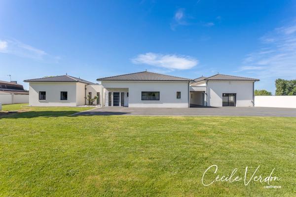 Maison moderne haut de gamme 226 m2 à vendre Bergerac - 9 pièces - 4 chambres - piscine - bureau indépendant - garages