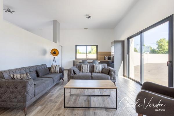 Maison moderne haut de gamme 226 m2 à vendre Bergerac - 9 pièces - 4 chambres - piscine - bureau indépendant - garages